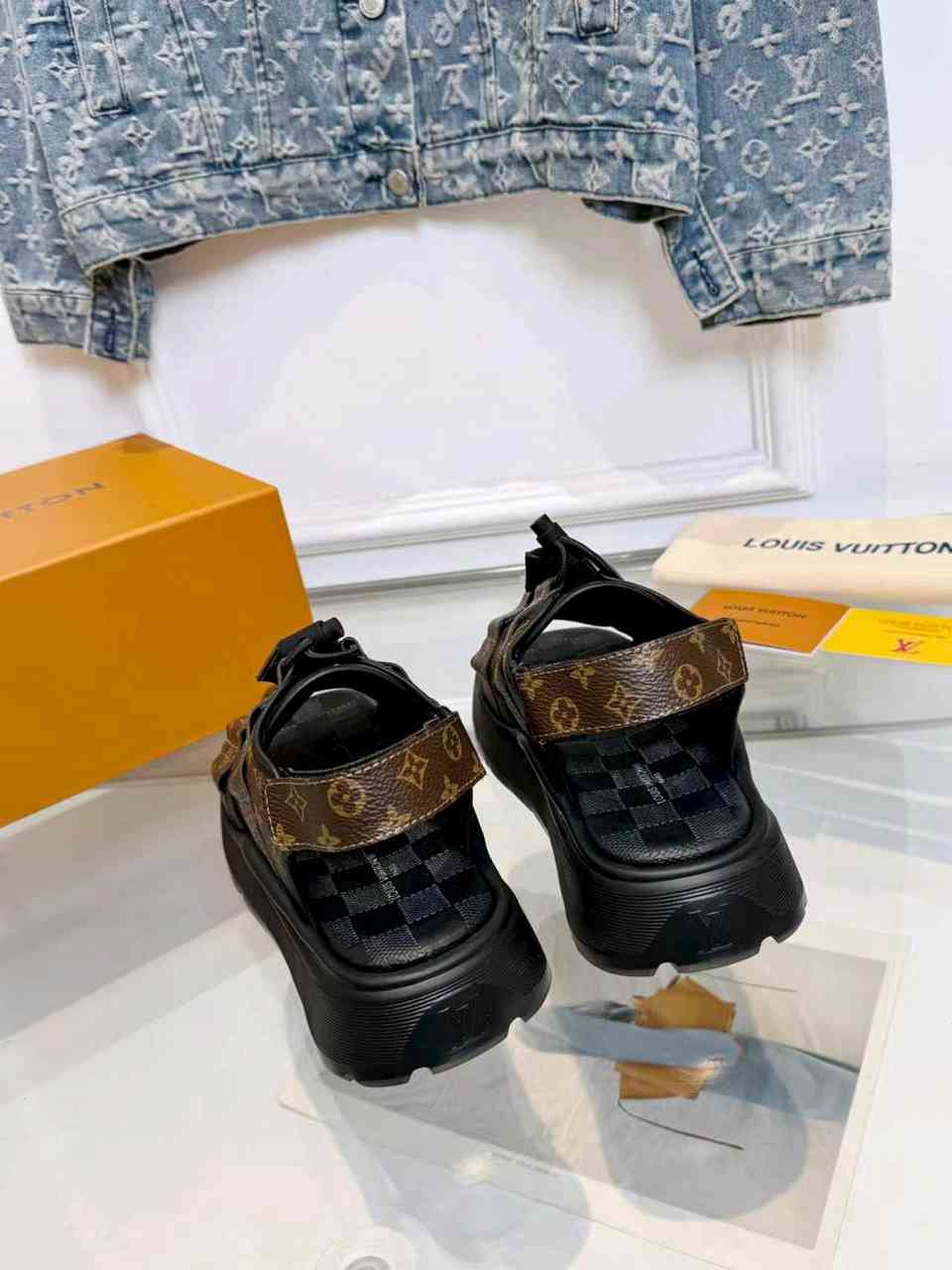 LU Sandals Woman 42