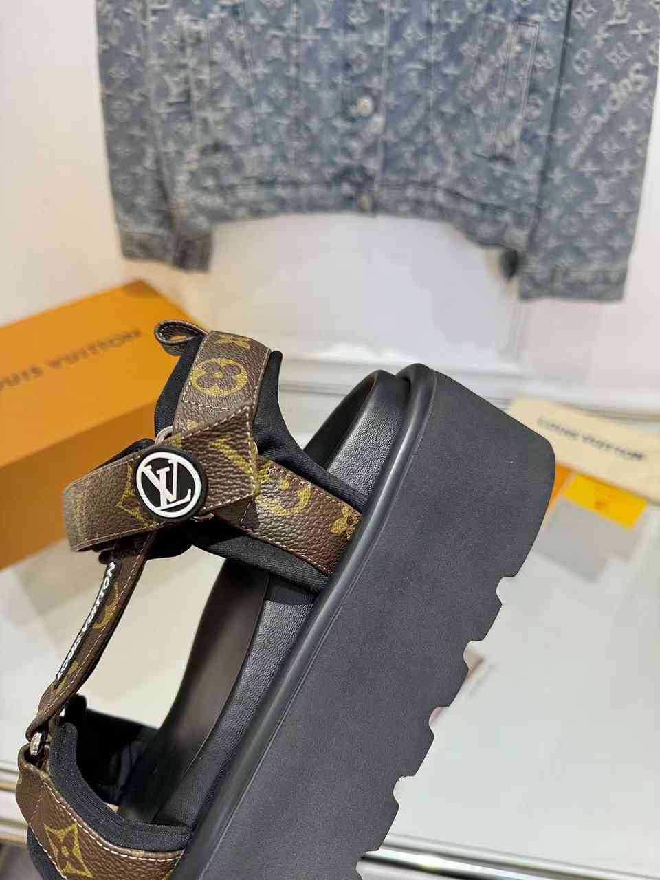 LU Sandals Woman 42