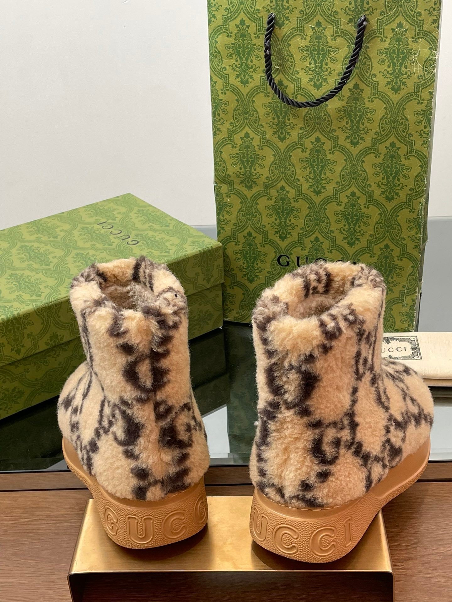 GU vs UGG Woman Boots 42