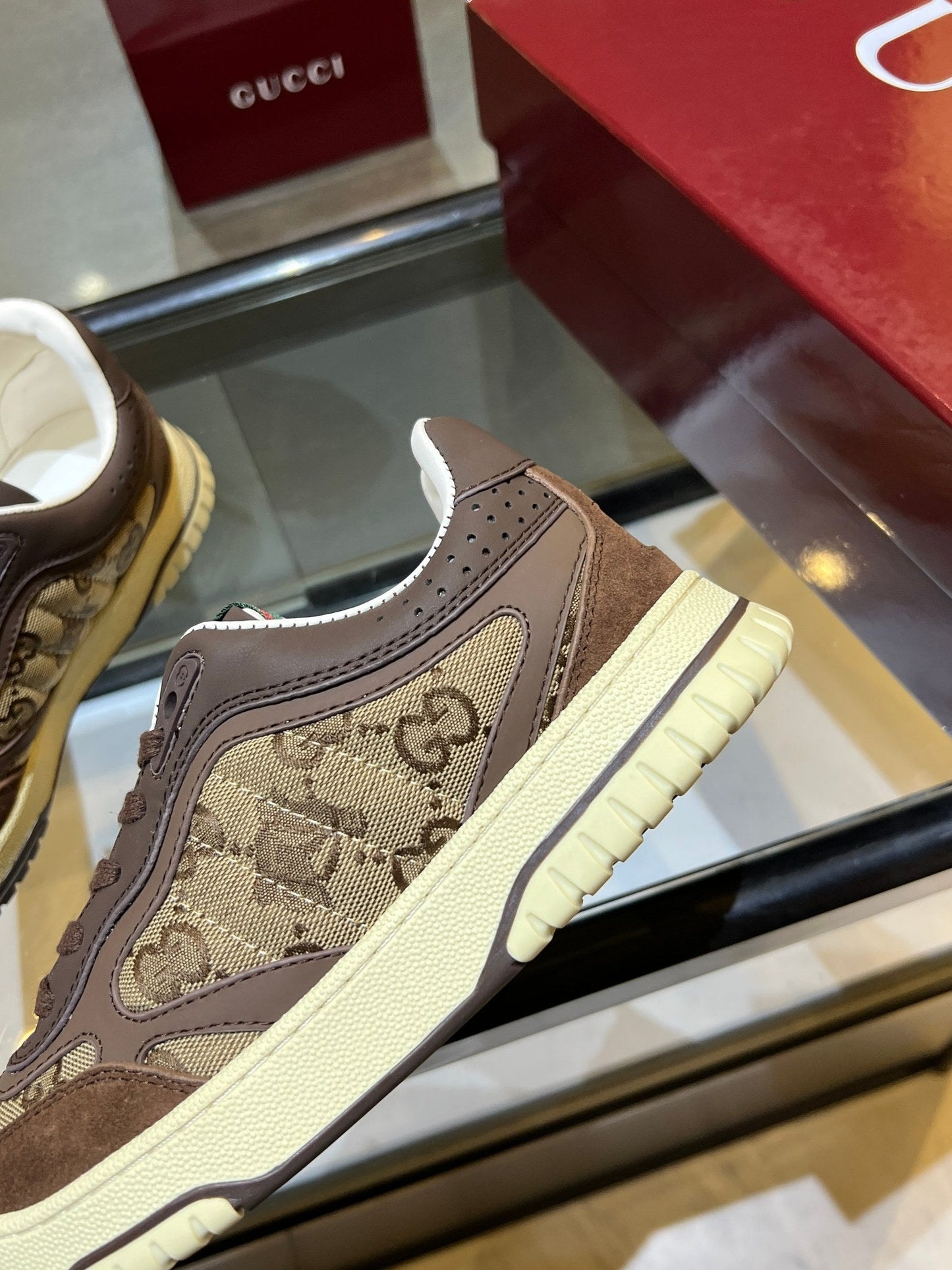 GU  Sneakers 2 Color 's Size