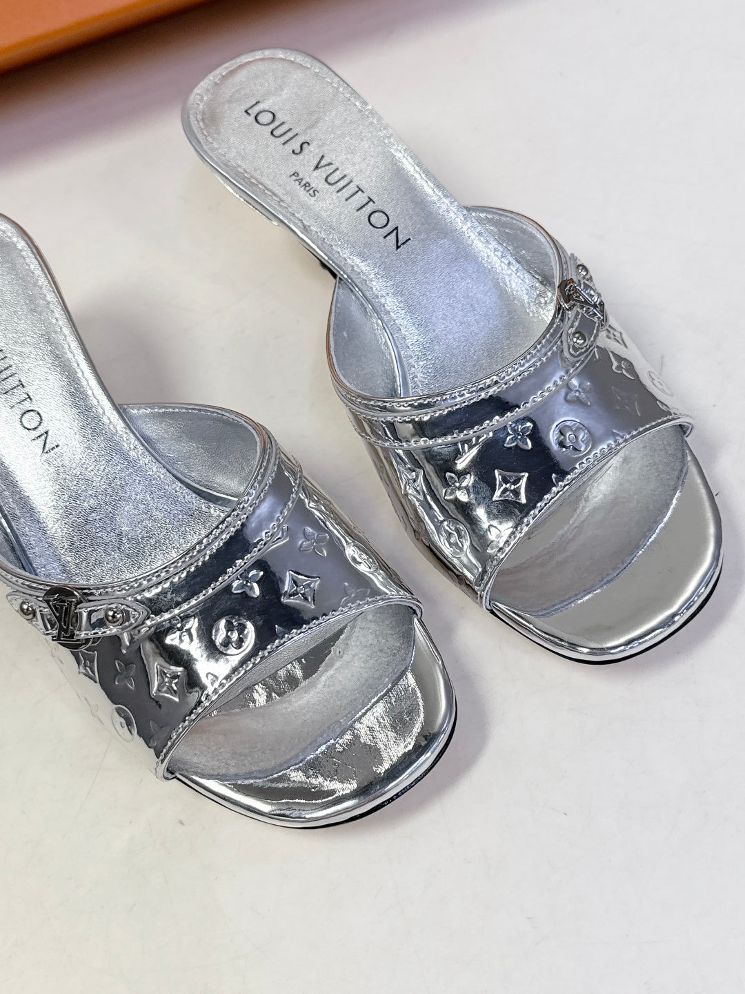 LU  slippers sandals  Woman 2 Color's