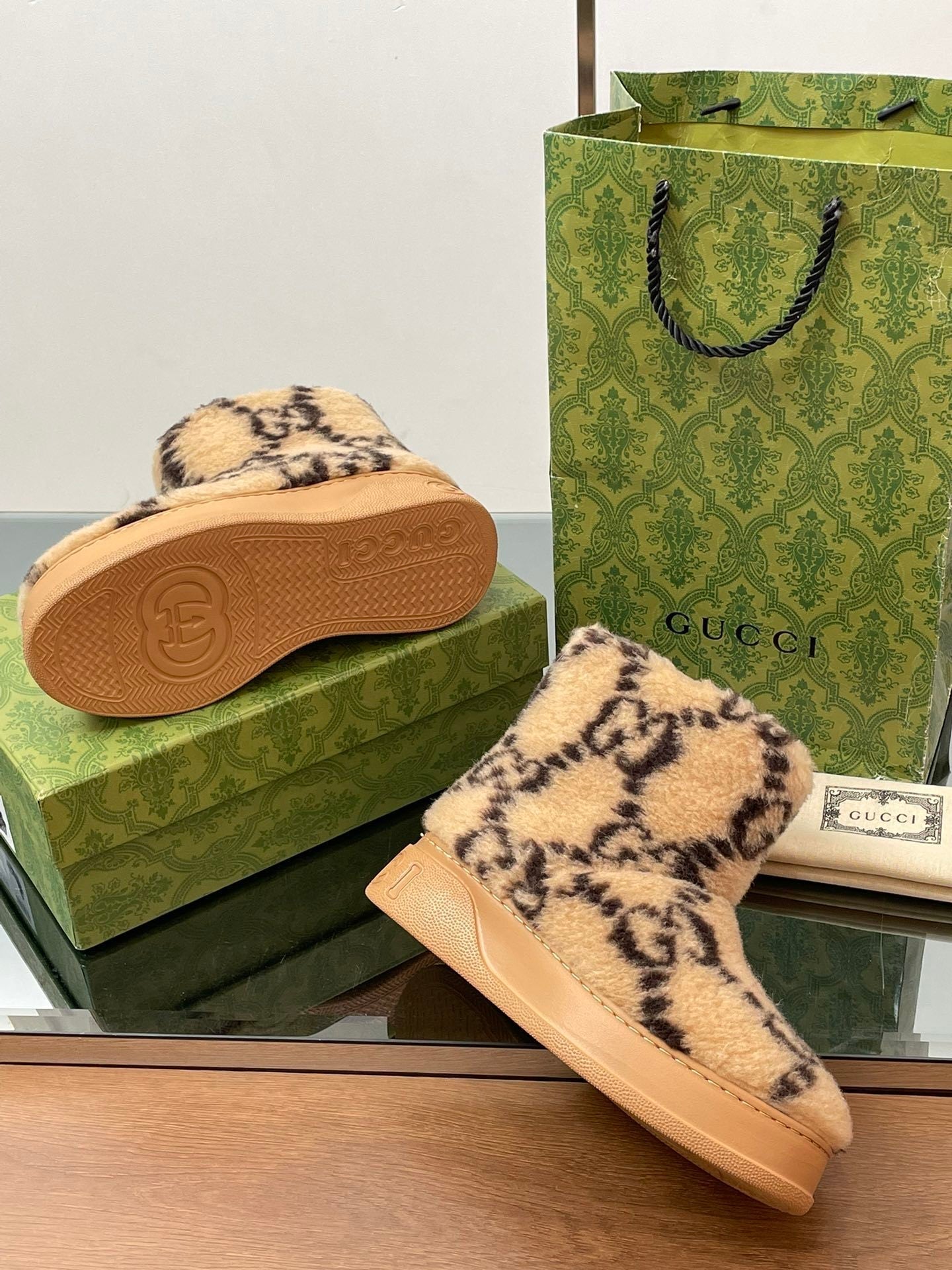 GU vs UGG  Woman Boots 42
