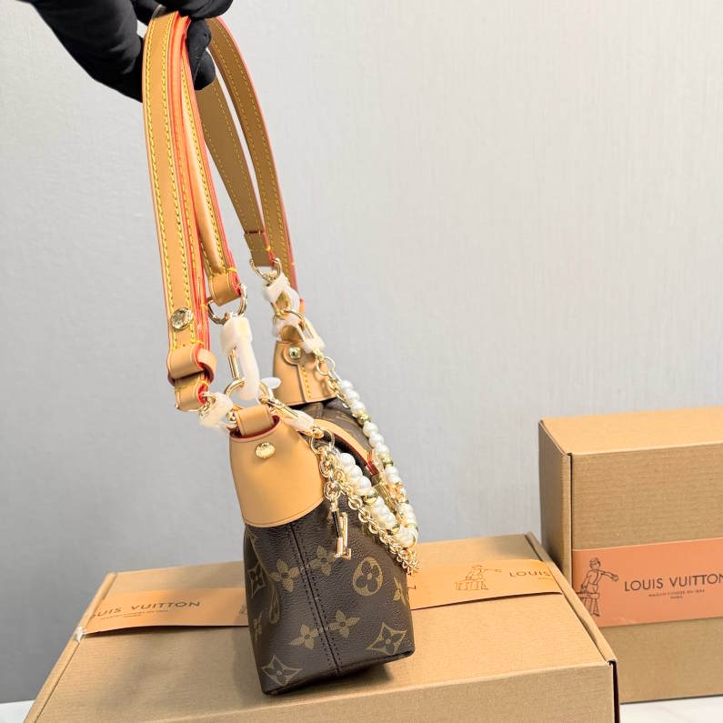 LU Bag  size 22 cm