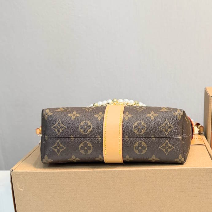 LU Bag  size 22 cm