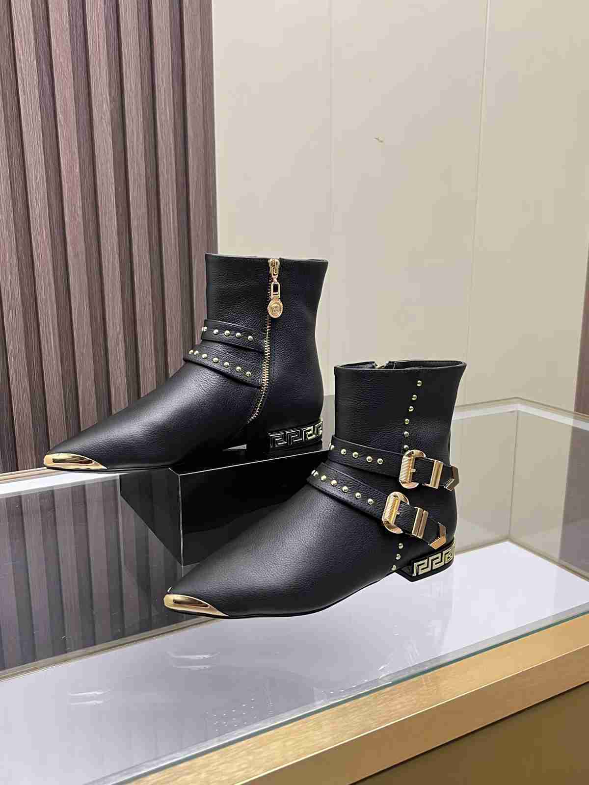 VRC  Woman Boots
