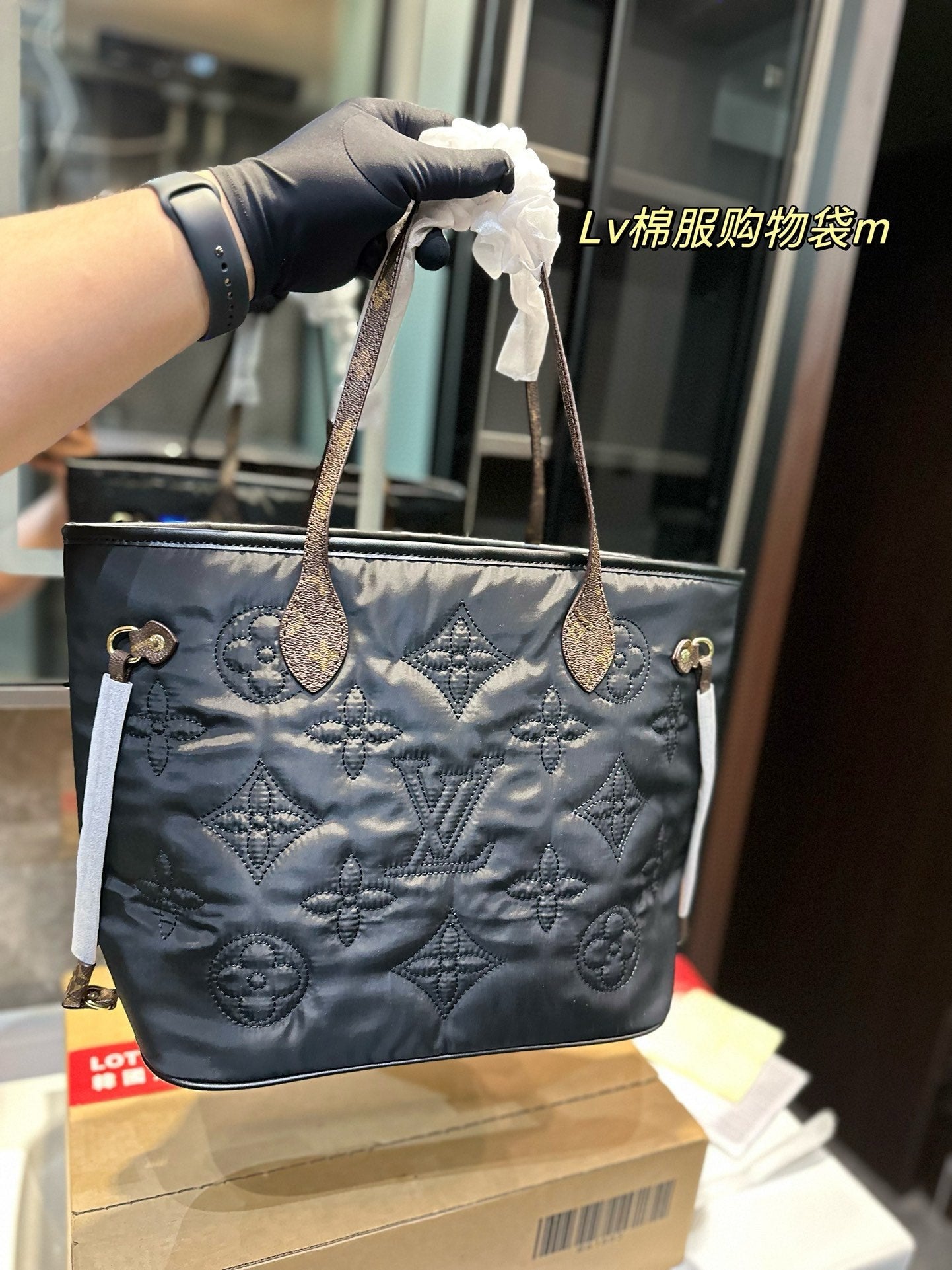 LU Bag Never 32 cm  Puffer