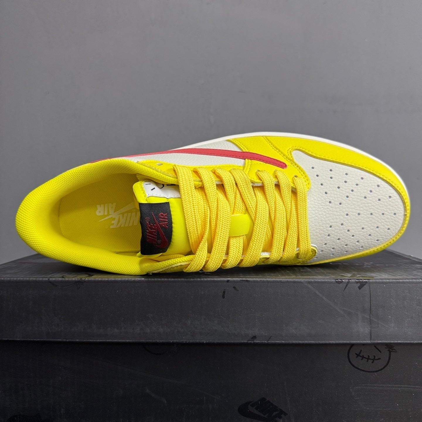 N*KE Trav Scot x Fragment Design  Air Jorda 1 Sneakers