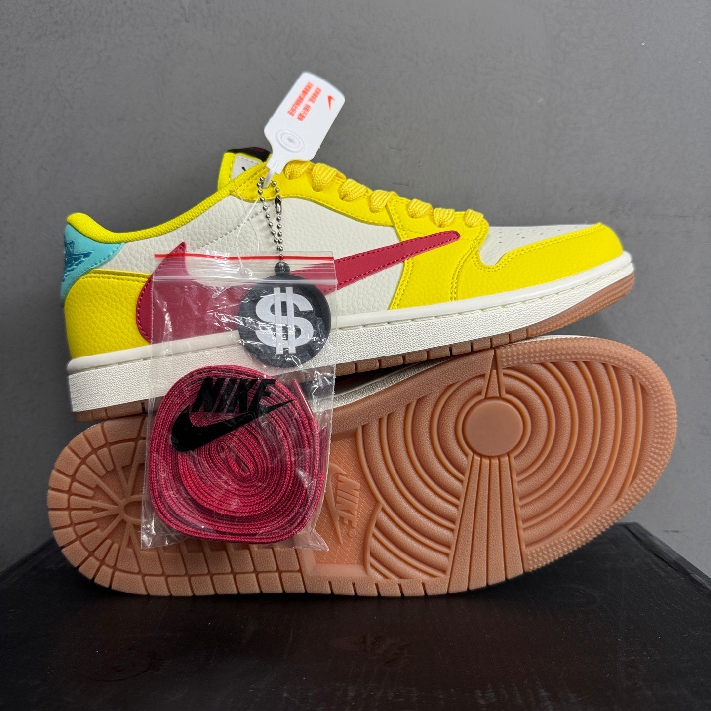 N*KE Trav Scot x Fragment Design  Air Jorda 1 Sneakers