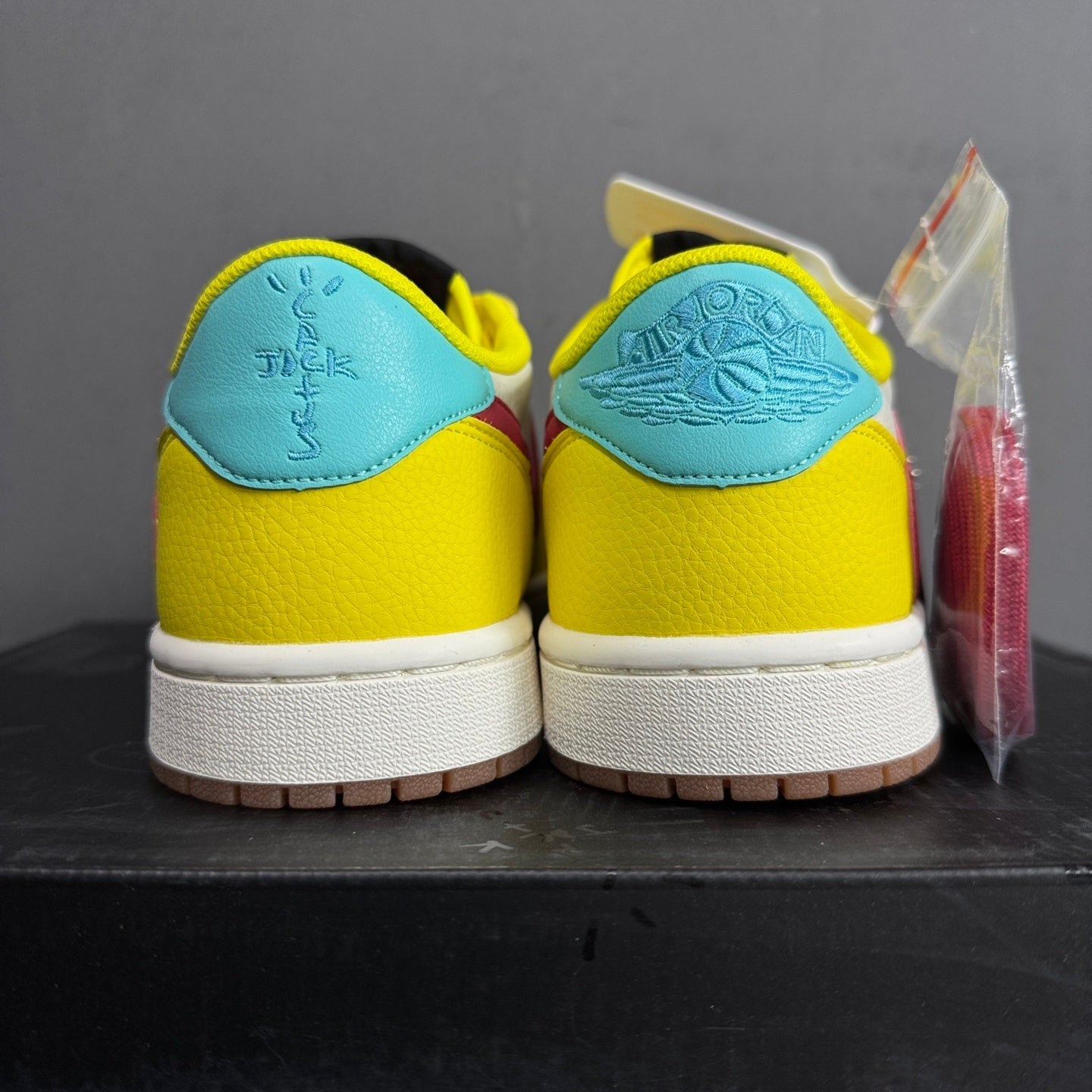 N*KE Trav Scot x Fragment Design  Air Jorda 1 Sneakers