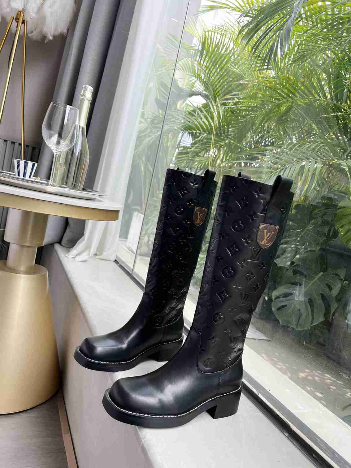 LU Flat Boots Black