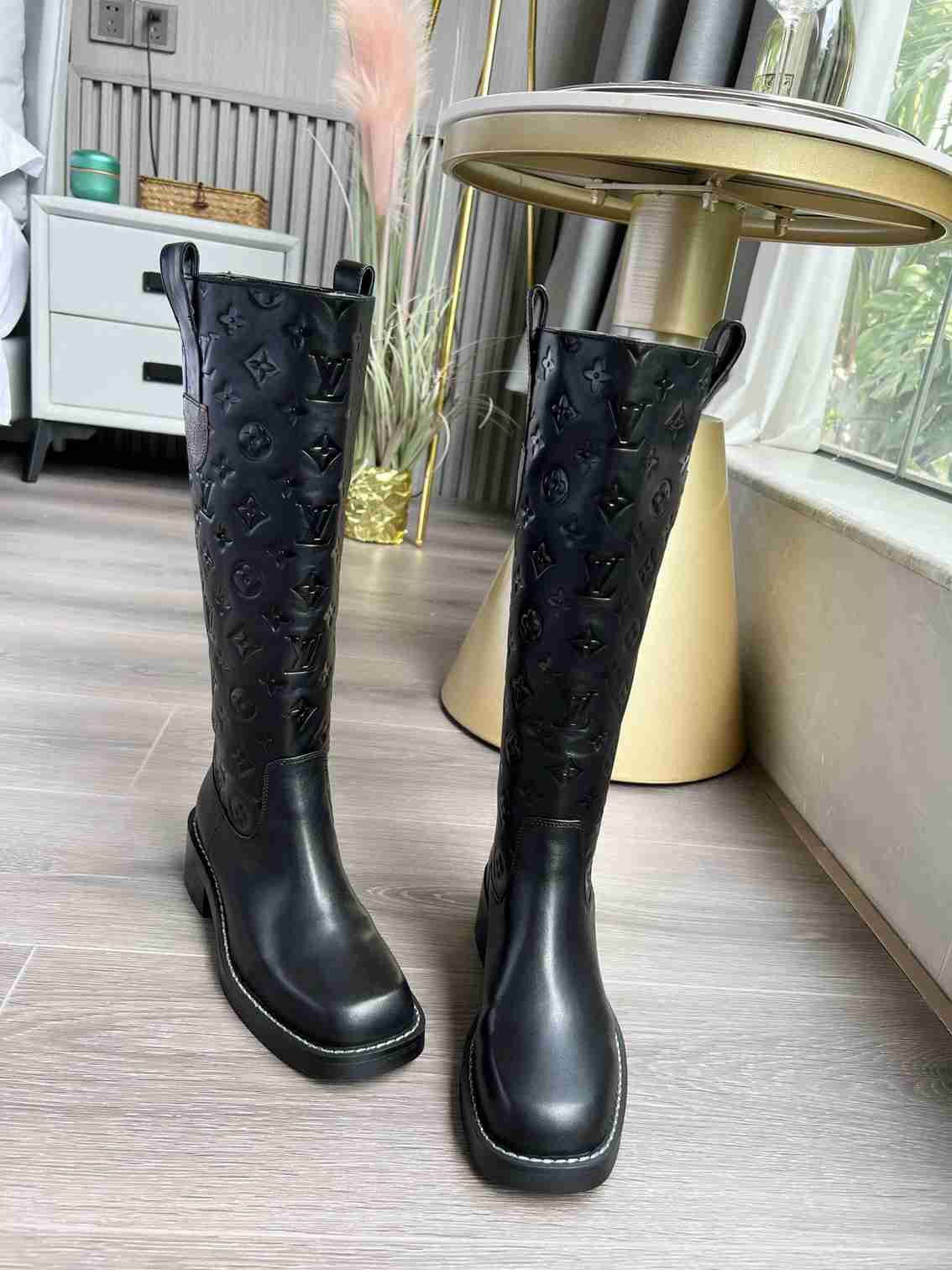 LU Flat Boots Black