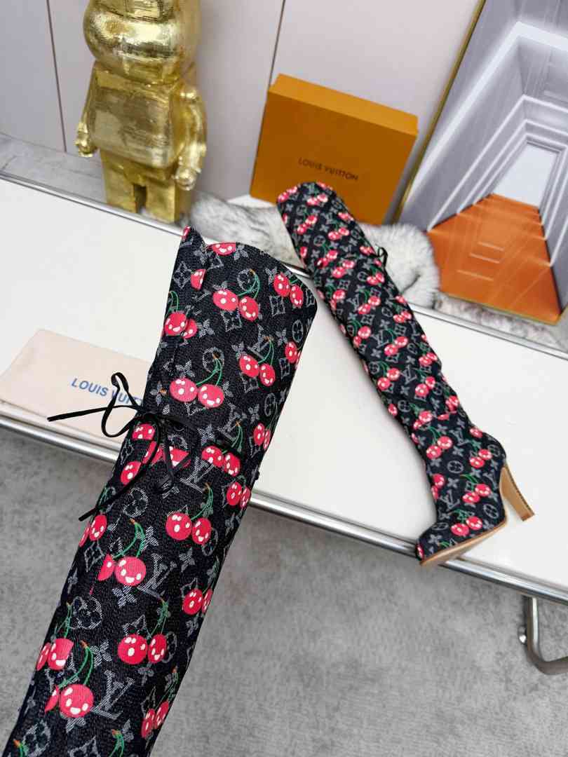 LV  Woman Boots Over knee 2 Color's 42