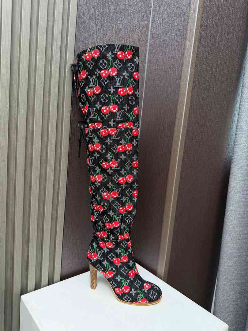 LV  Woman Boots Over knee 2 Color's 42