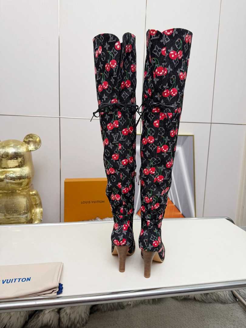 LV  Woman Boots Over knee 2 Color's 42