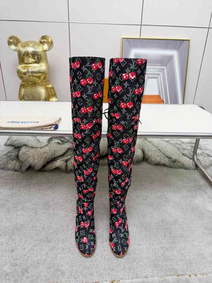 LV  Woman Boots Over knee 2 Color's 42