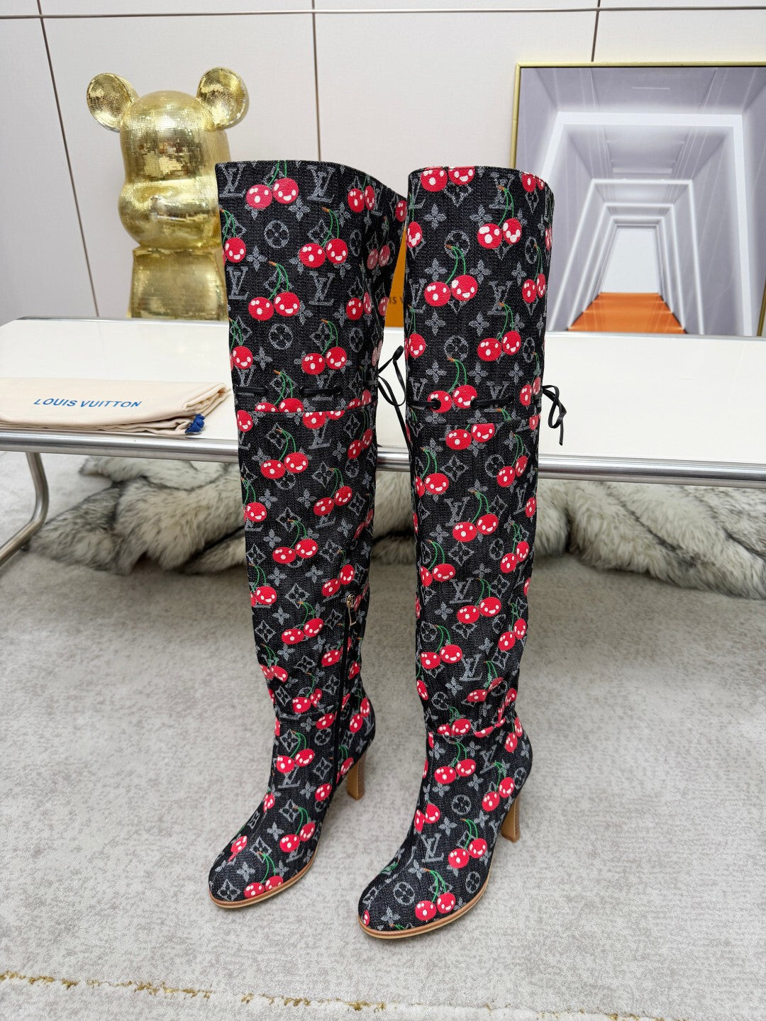 LV  Woman Boots Over knee 2 Color's 42